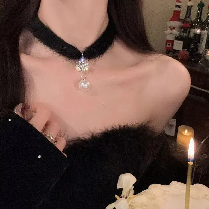 Women's Fluffy Plush Velvet Choker Necklace – Pearl Snowflake Fashion Choker Necklace SWANS