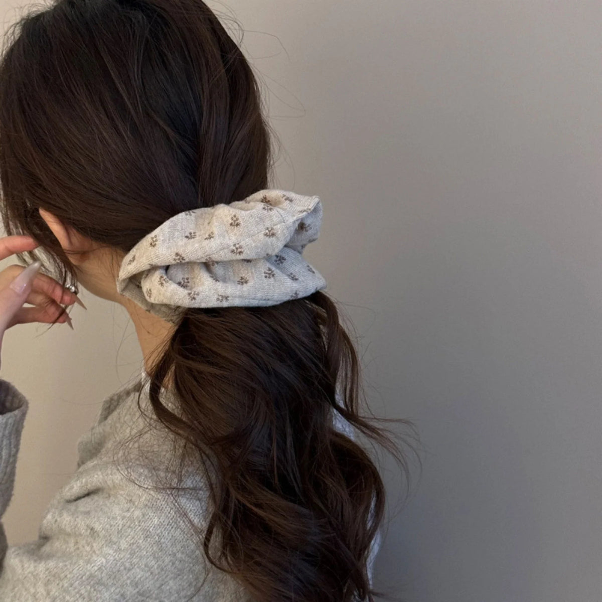 Women's Soft Knit Floral Scrunchie – Winter Hair Tie Knit Hair Scrunchie SWANS