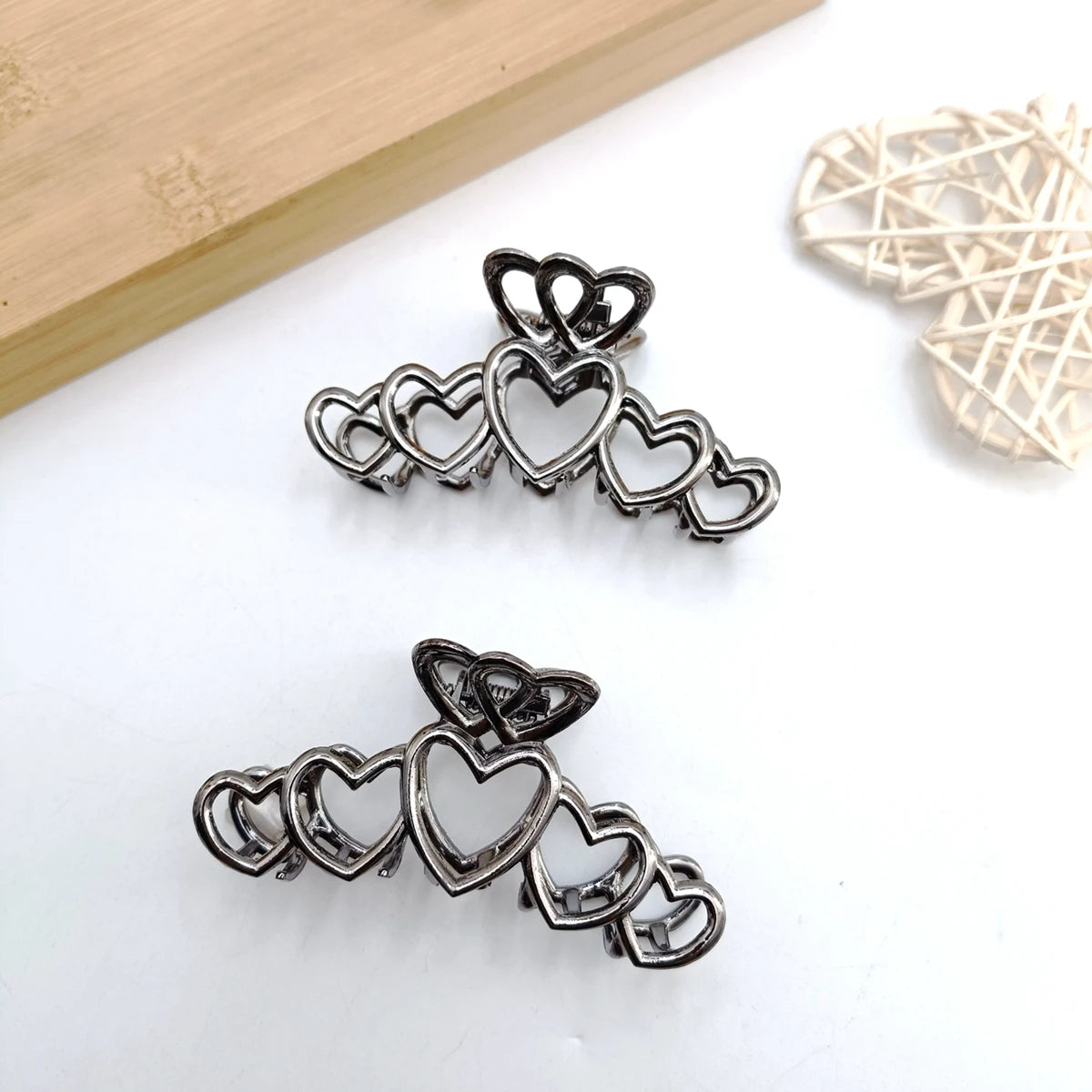 Y2K Metal Heart Silver Large Shark Hair Clips – 2/4/6 Pack Hair Shark Clip SWANS 2PCS