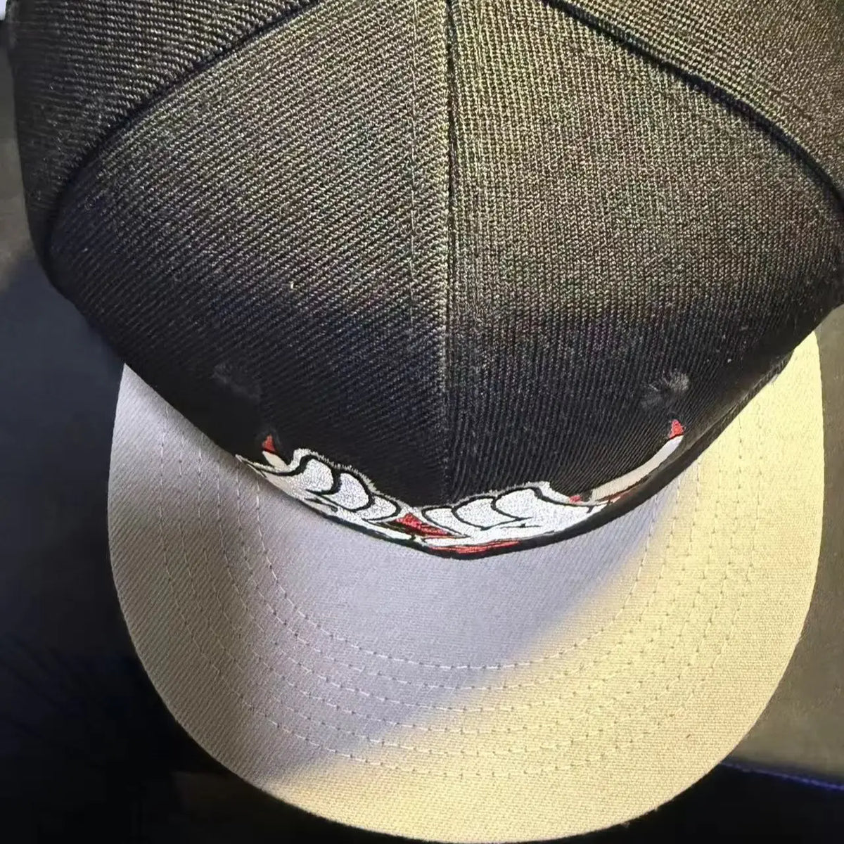 Unisex Flat Brim Hip-Hop Cap – Bull Embroidery Black Baseball Hat Hip-Hop Flat Brim Cap SWANS