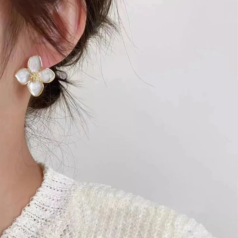 Hibiscus Flower Stud Earrings – Vintage Glaze Fashion Jewelry Stud Earrings SWANS